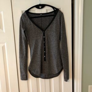 Lululemon Awesoma Henley. Size 4